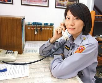 　　27歲的臺(tái)灣高雄市鹽埕區(qū)女警王文君，留一頭俏麗短發(fā)，身高175公分?！堵?lián)合報(bào)》圖