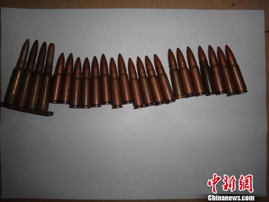 覃某主動(dòng)上交的23發(fā)子彈?！＄娦馈z