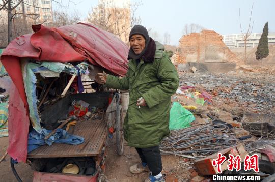 圖為老人向記者講述其生活狀況。周小云 攝