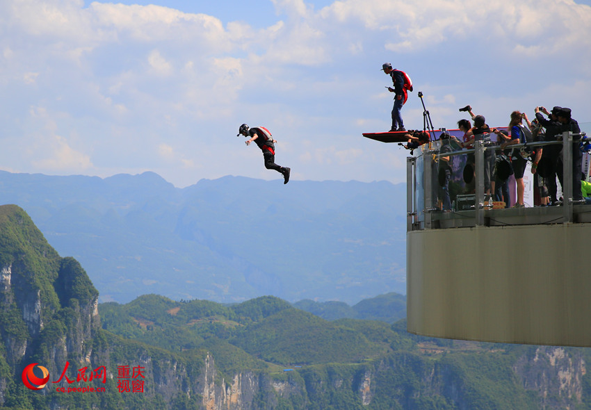 28日，2016世界低空跳傘大賽在重慶云陽龍缸景區(qū)正式開賽。圖為選手角逐中。劉政寧 攝