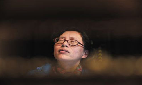 人們將醫(yī)療制度的憤懣情緒，寄托在這個走廊醫(yī)生身上，共同沉浸在受迫害的幻覺之中